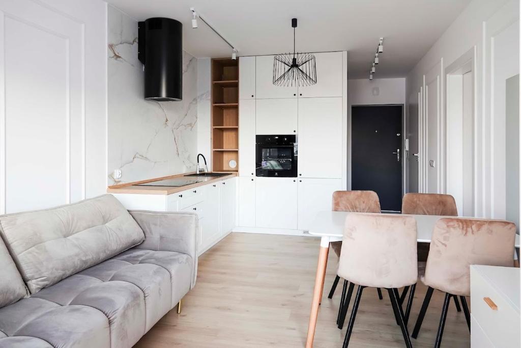 贝乌哈图夫Sami Swoi Noclegi 4的带沙发、桌子和椅子的客厅