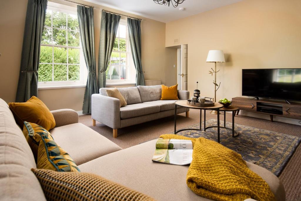 ein Wohnzimmer mit Sofa und Fernseher in der Unterkunft Willow Cottage in Cockburnspath