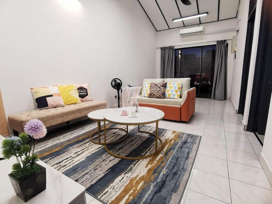 uma sala de estar com um sofá e uma mesa em 6-11pax Brand New! 5 Mins Sunway Pyramid l Netflix em Petaling Jaya