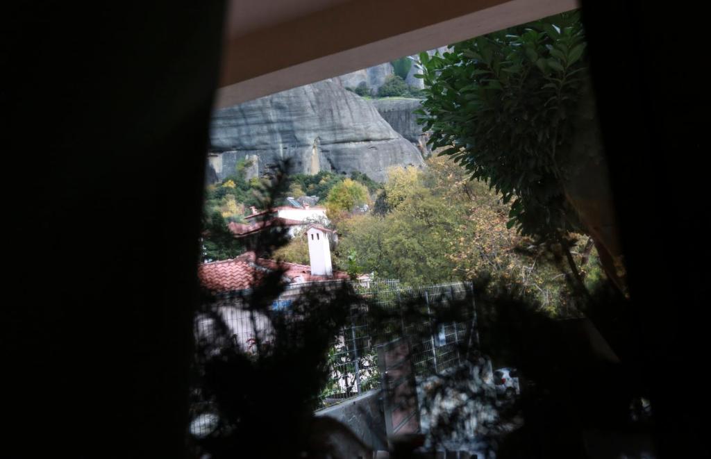 The house under the rocks of Meteora 2 - 9