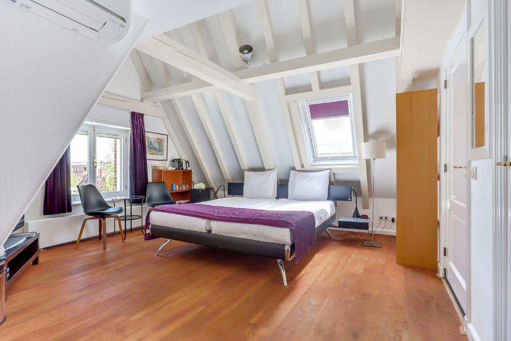 1 dormitorio con 1 cama, mesa y sillas en City-centre, Canal-house, luxurious , stylish bedroom, ensuite bathroom, own entrance, en Ámsterdam