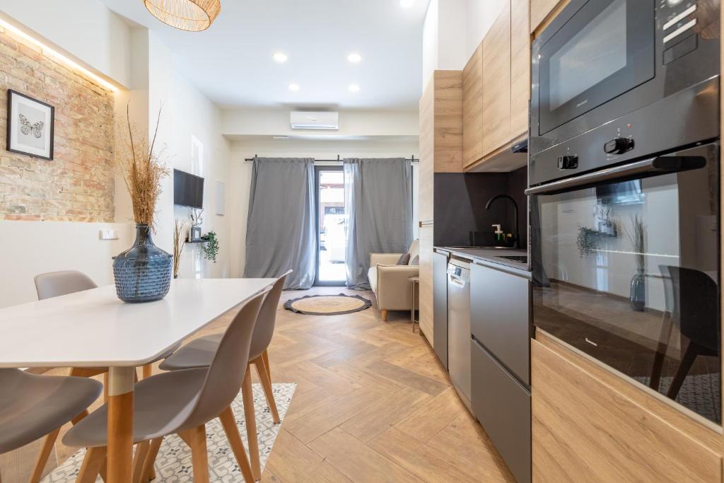 a kitchen and dining room with a table and a large appliance at Apartamento Acogedor céntrico MJ in Valencia