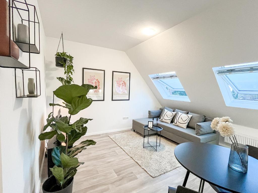 - un salon avec un canapé et une table dans l'établissement Modernes Apartment in Diepholz, à Diepholz