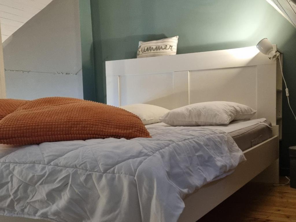 Postel nebo postele na pokoji v ubytování Studio AU CENTRE de Chimay, arrivee autonome