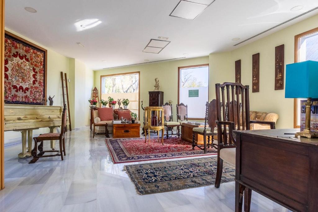 Posedenie v ubytovaní Casa Xanadu Carmona - Stylish villa with rooftop terrace and stunning views of Parador