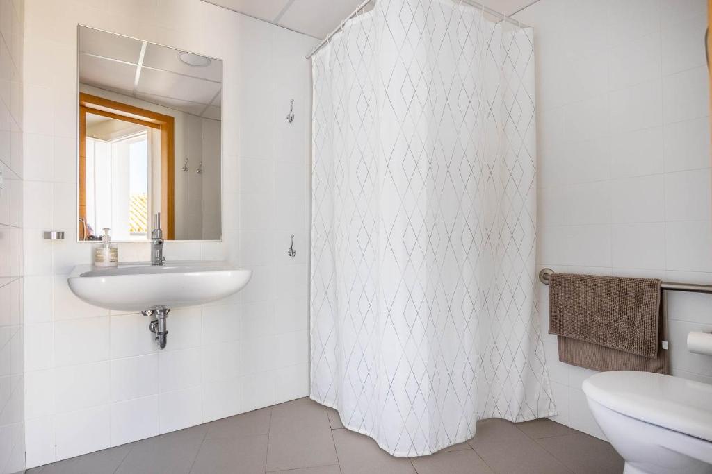Kúpeľňa v ubytovaní Casa Xanadu Carmona - Stylish villa with rooftop terrace and stunning views of Parador