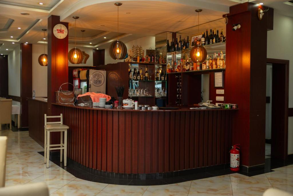 Jusaj Hotel Glob في بيخا: بار في مطعم مع منضدة حمراء