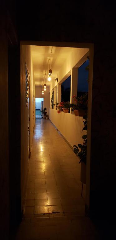 um corredor escuro com um quarto escuro com um hallwayngth em Tus Recuerdos em Santo Domingo