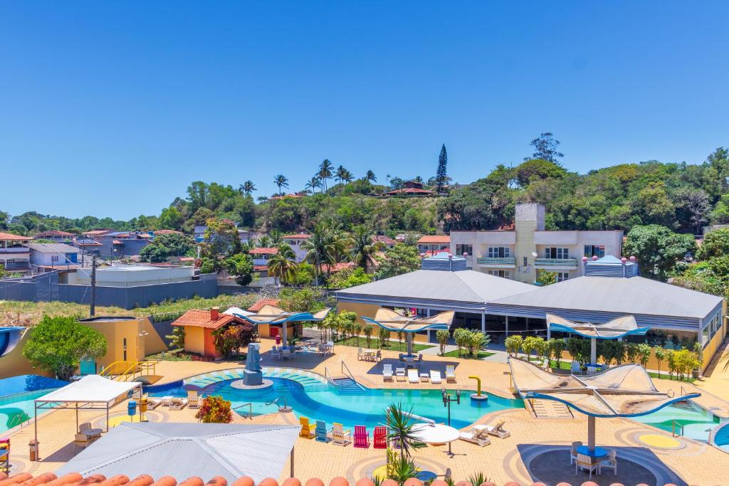 uma vista superior de uma piscina num resort em Praia Sol Hotel by Castelo Itaipava em Serra