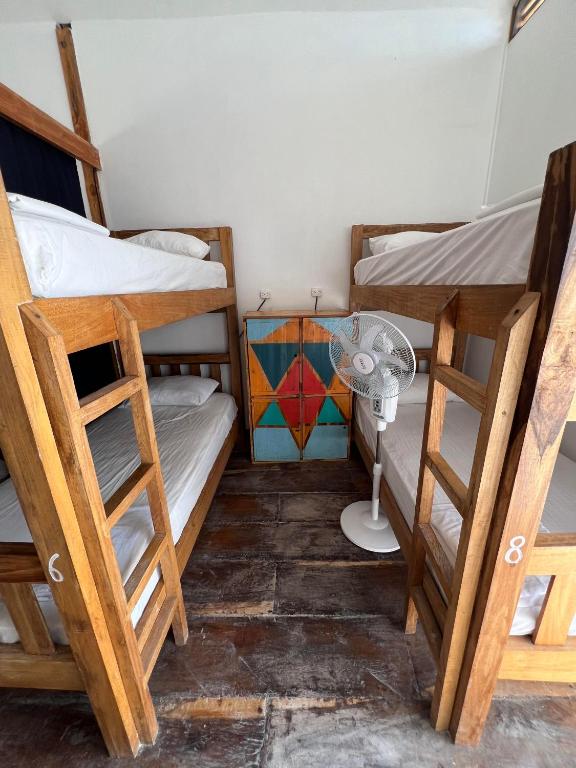 Voodi või voodid majutusasutuse Santa Lova Eco-hostel Isla Tintipan toas