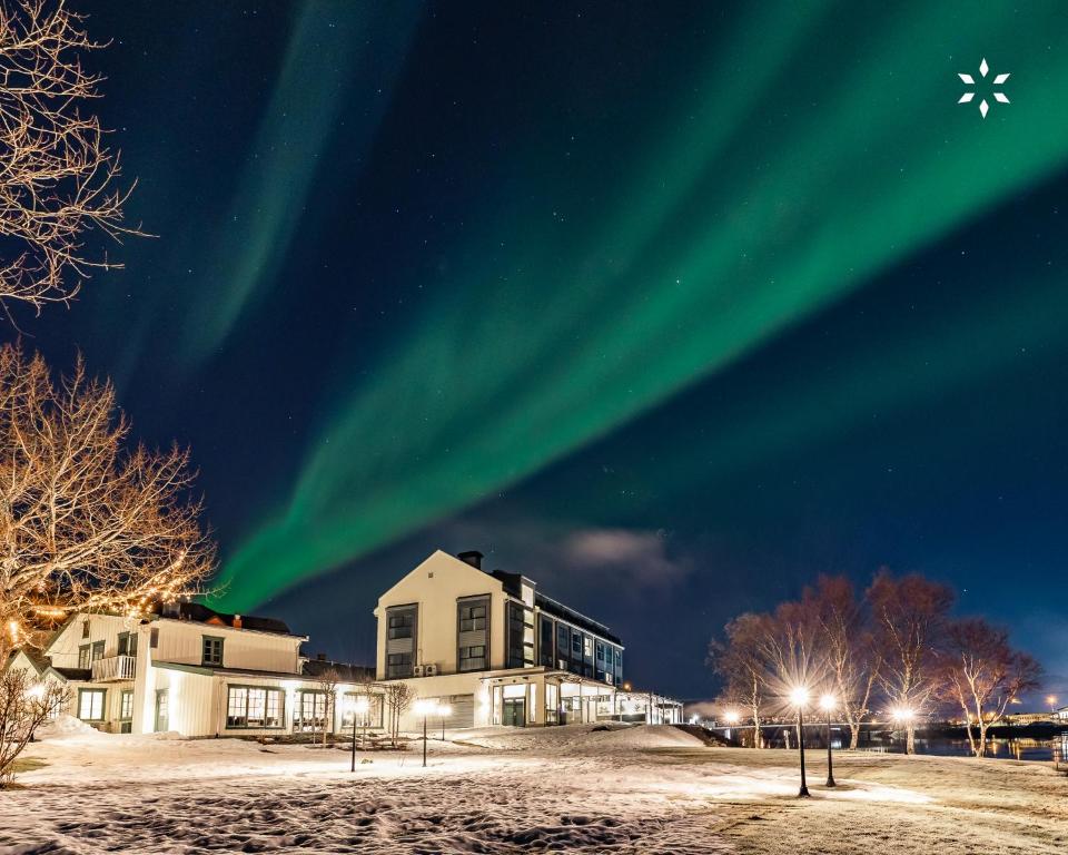 une image des lumières du nord dans le ciel dans l'établissement Fru Haugans Hotel, à Mosjøen