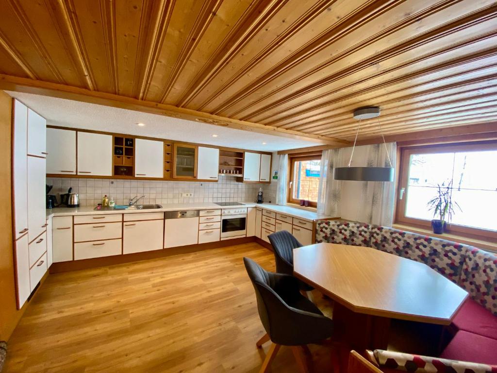 Kuchyň nebo kuchyňský kout v ubytování Chalet & Almhostel Alpenperle - Selbstversorger Unterkunft
