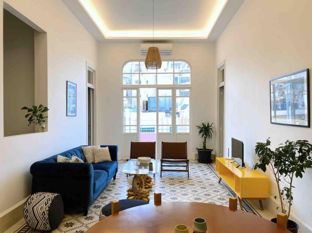 Prostor za sedenje u objektu Nicely Tiled Apt Beirut 4BR