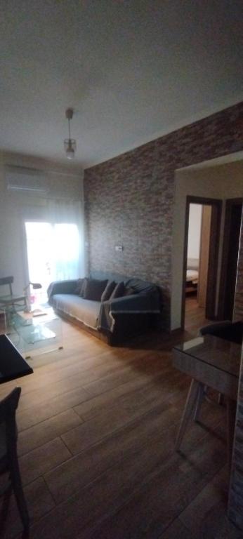 1 dormitorio con cama y pared de ladrillo en Athens Center Cosy Apartment, en Atenas