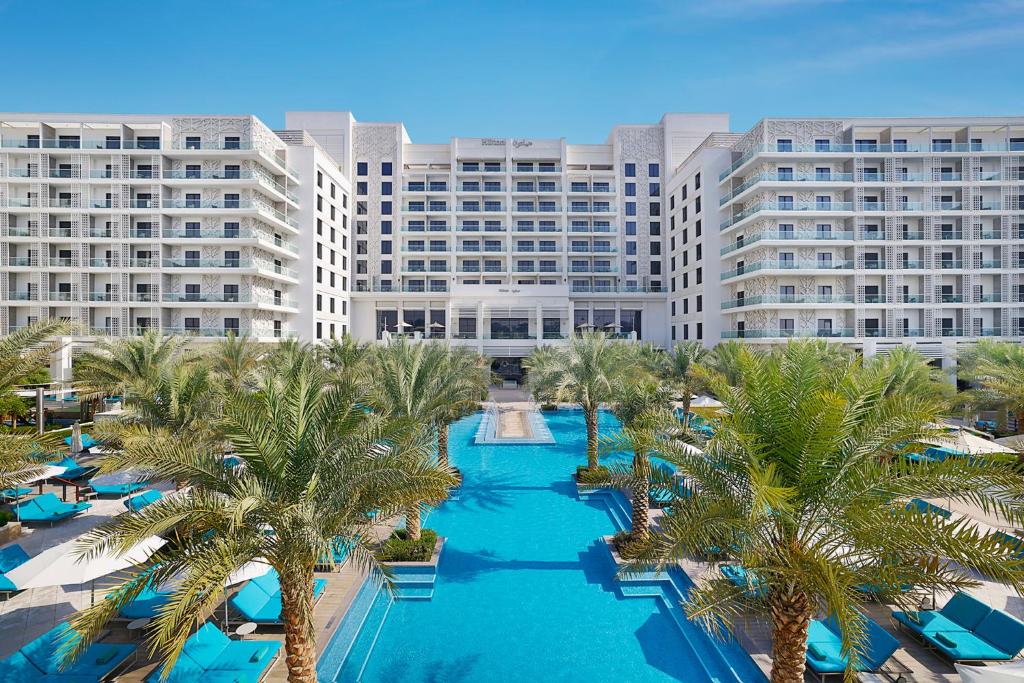 z powietrza widok na ośrodek z palmami w obiekcie Hilton Abu Dhabi Yas Island w Abu Zabi