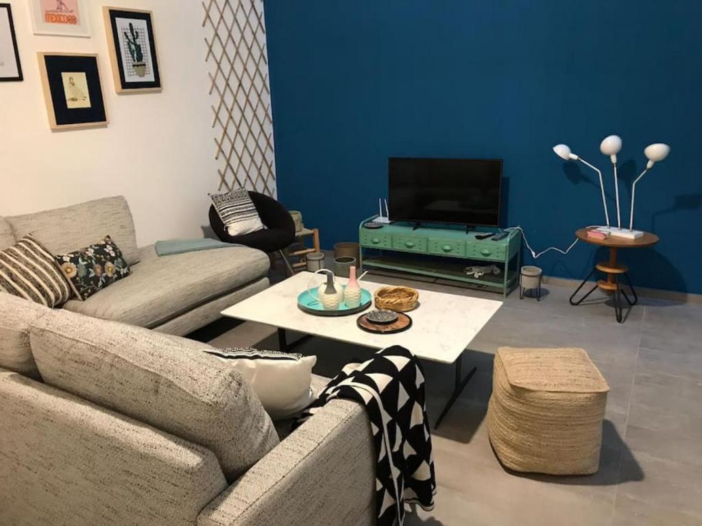 โทรทัศน์และ/หรือระบบความบันเทิงของ Skylight 1BR Apartment Mar Mikhael