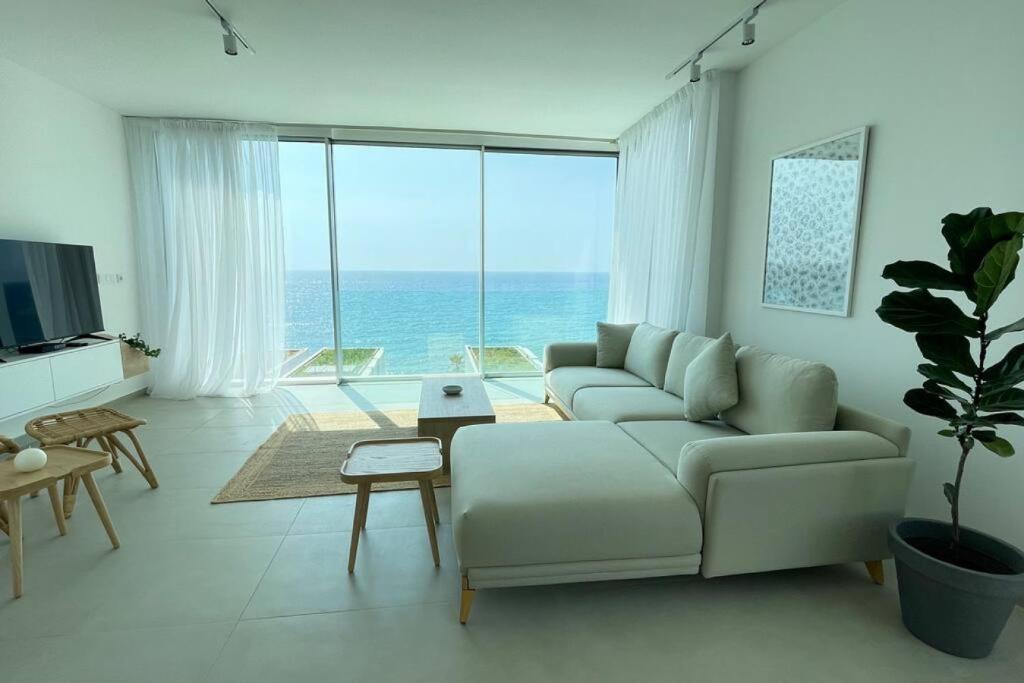 A seating area at Amchit Bay Beach Residences 2BR Rooftop