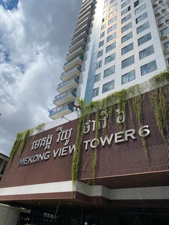un edificio con un cartel que lee torres de bienvenida en 1 Bedroom - 1Bath Unit, with Balcony, River View, en Phnom Penh