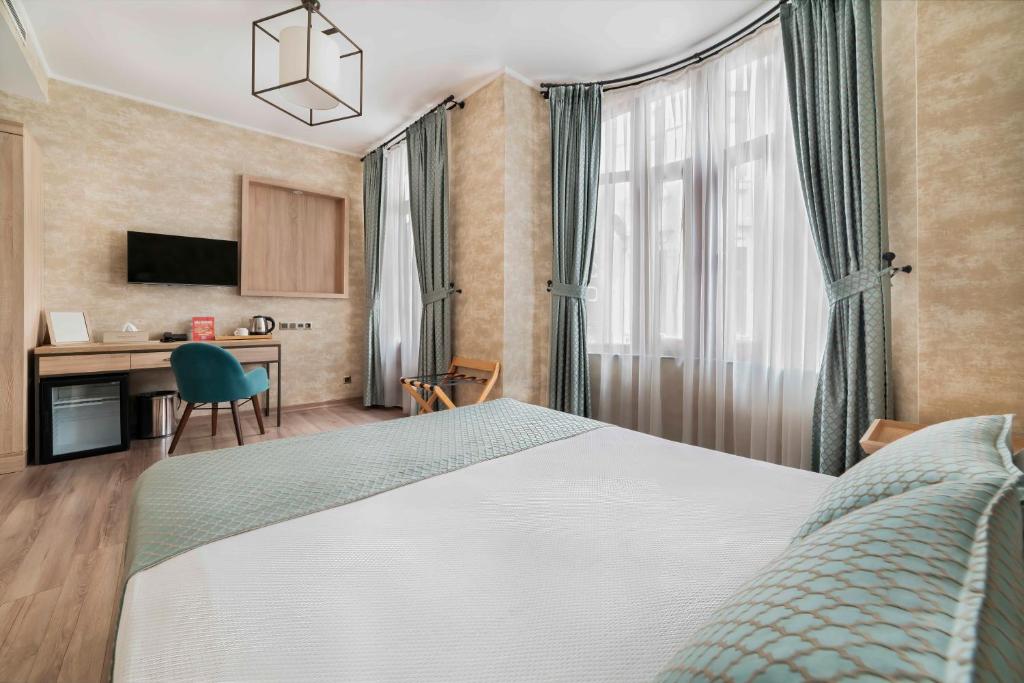 1 dormitorio con 1 cama y escritorio con ordenador en Castle Franco Suites, en Estambul