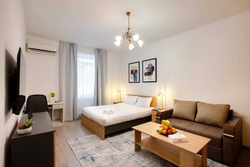 um quarto de hotel com uma cama e um sofá em Stylish Cascade Apartment by Deluxe Holiday Homes em Yerevan