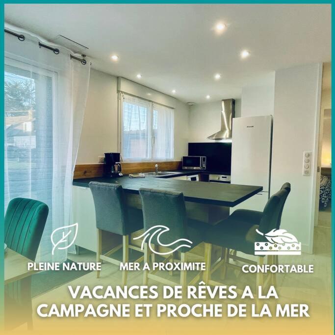 une cuisine avec une table et des chaises dans une pièce dans l'établissement Pen ar Creac'h, à Crozon