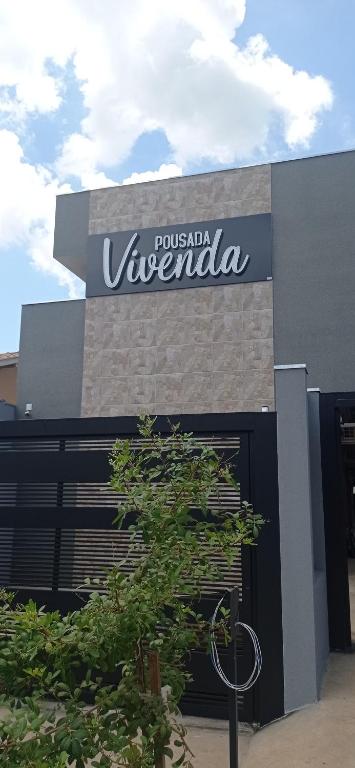 a building with a sign that reads postal vancouver at Pousada Vivenda in Olímpia