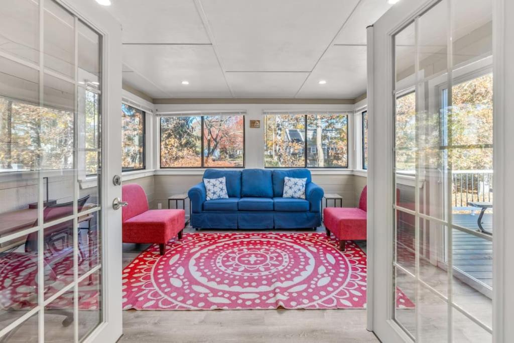 Χώρος καθιστικού στο Cozy Spacious Home Walk to the Beach and 1 Mile to Downtown Hyannis