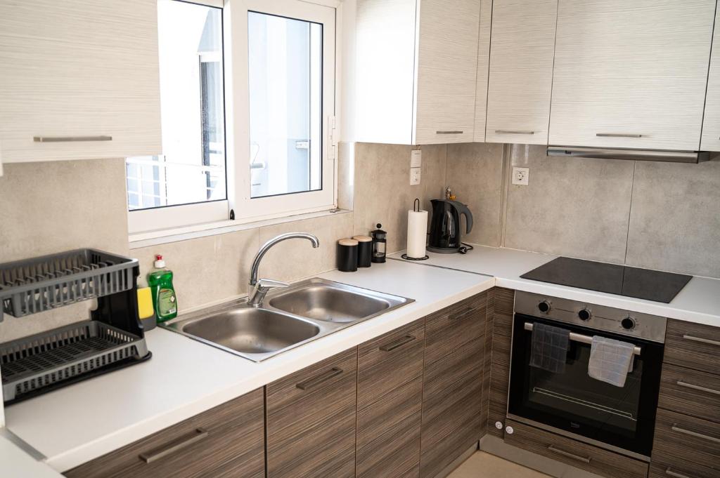Kuchyň nebo kuchyňský kout v ubytování Elegant apartment with breathtaking cityscape view (Drap_F5)