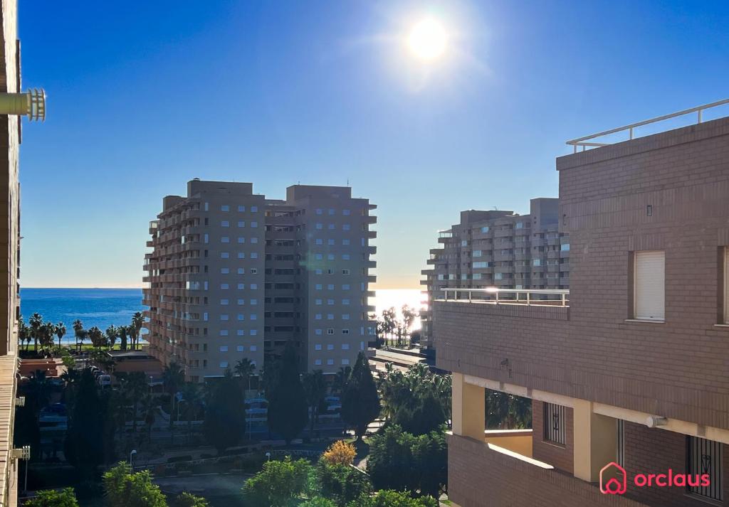uitzicht op twee hoge gebouwen in een stad bij El Oasis in Oropesa del Mar