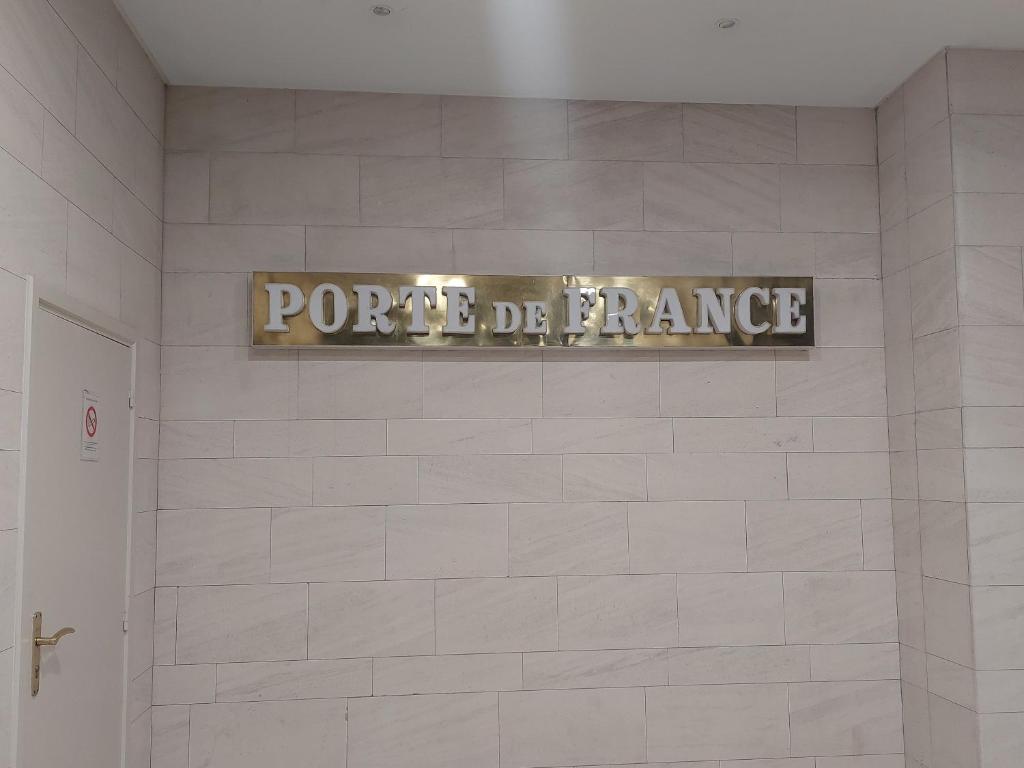 un panneau indiquant un pot de dommages différés sur un mur dans l'établissement PORTE DE FRANCE, à Strasbourg