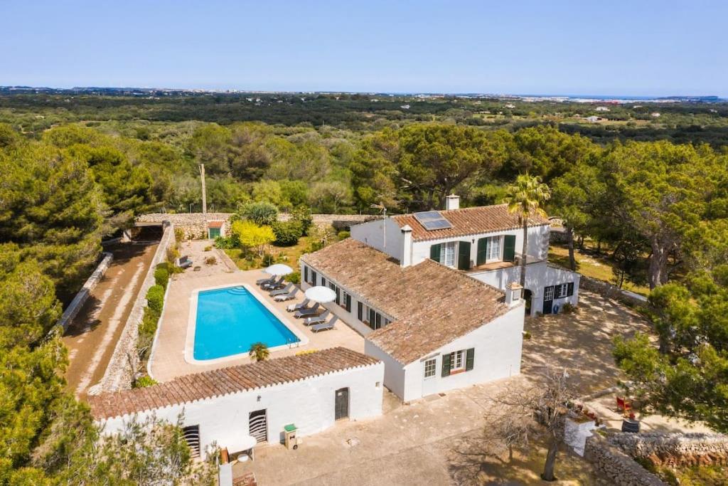 uma vista aérea de uma casa com piscina em Binisafuet Nou em Sant Lluis