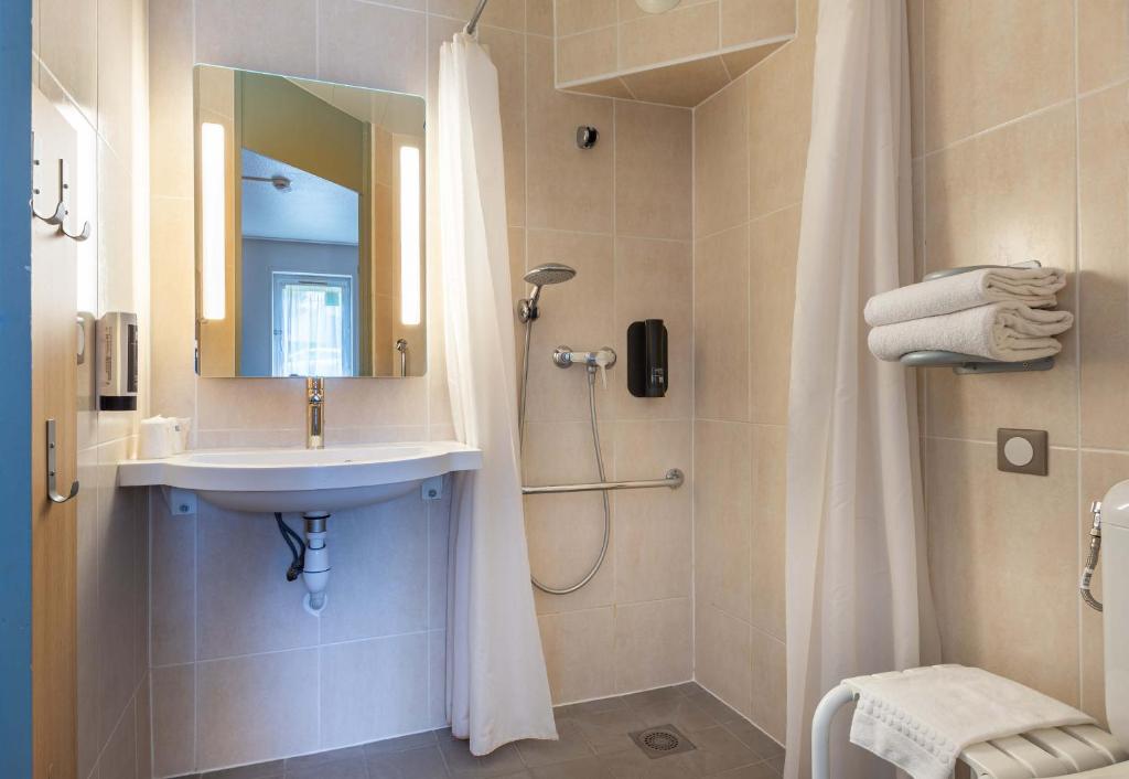 B&B HOTEL CHARTRES Le Coudray - Double Room - Disability Access
