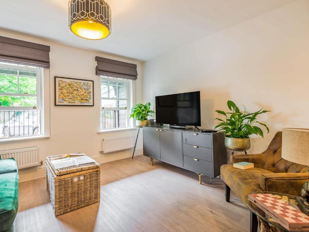 a living room with a tv and a couch at 1 Bed in Brockenhurst 87525 in Brockenhurst