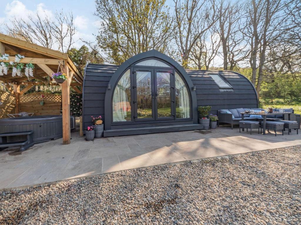 een zwart koepelhuis met een patio en een tafel bij 1 Bed in Shotley Bridge 87934 in Shotley Bridge