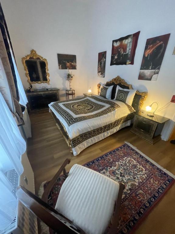 an aerial view of a bedroom with two beds at Gästewohnung Elegance in Halle an der Saale