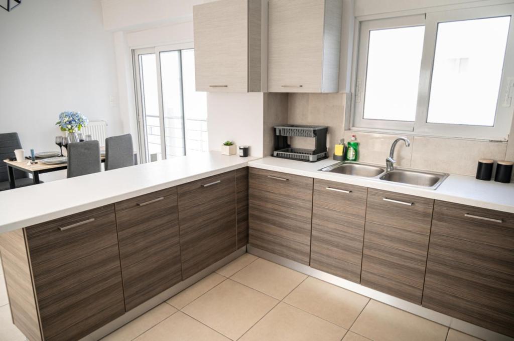 Kuchyň nebo kuchyňský kout v ubytování Elegant apartment with breathtaking cityscape view (Drap_F5)