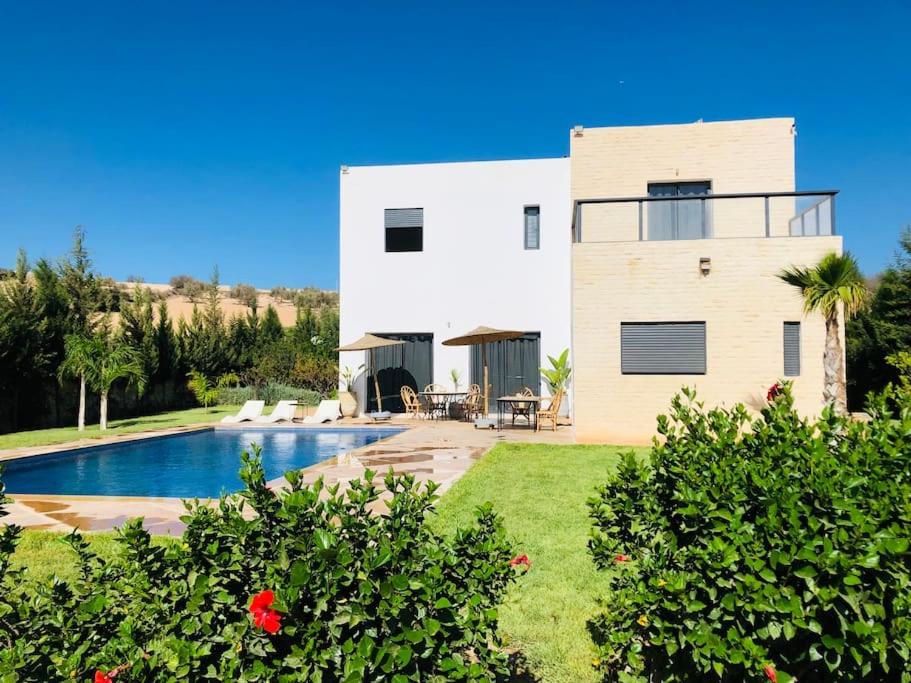 una casa con piscina frente a ella en Villa climatisée avec piscine sans vis-à-vis, en Essaouira