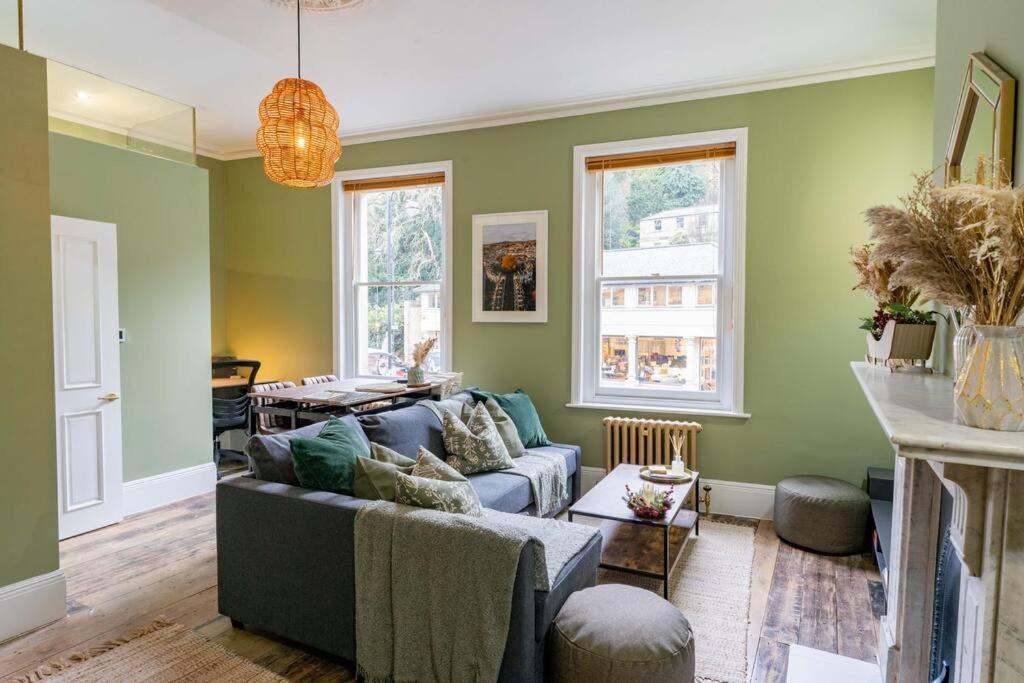uma sala de estar com paredes verdes e um sofá em Stunning Boutique Flat in Central Location - Alfred em Bath