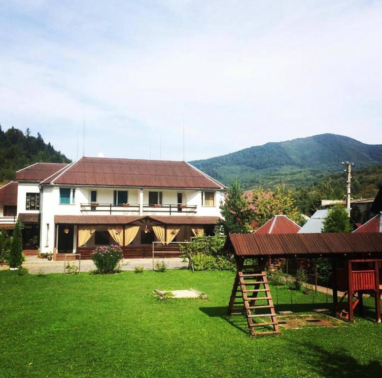 Nespecifikovaný výhled na hory nebo výhled na hory při pohledu z hotelu