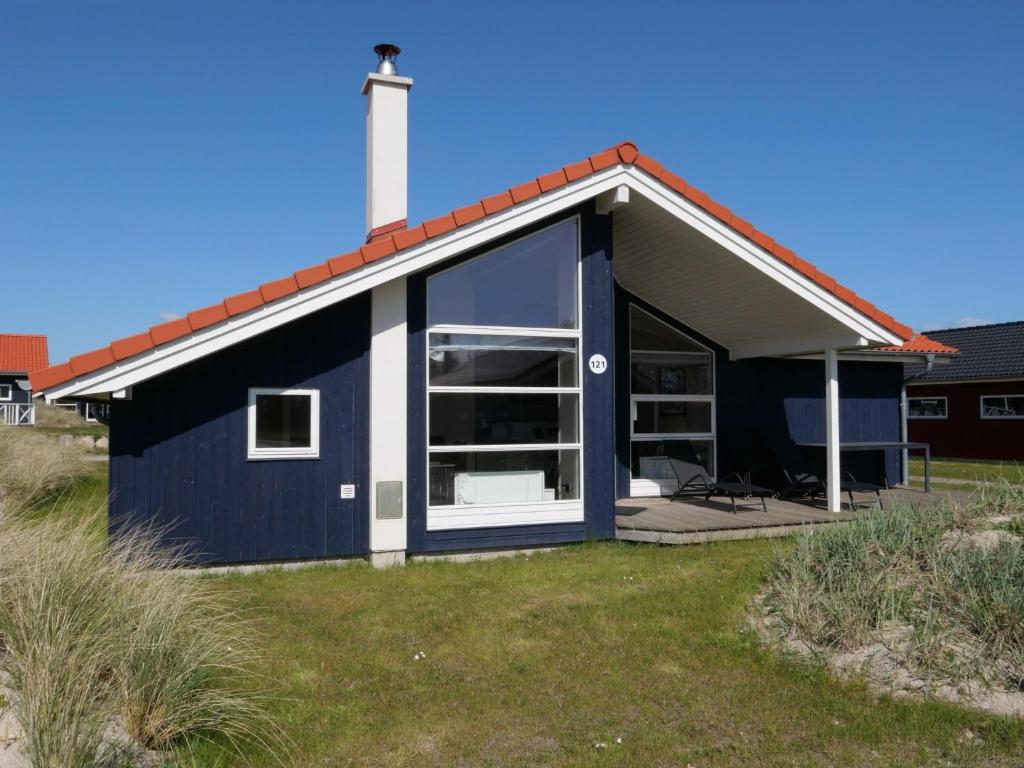 ein blau-weißes Haus mit einem großen Fenster in der Unterkunft Holiday Home Holiday Vital Resort - GBE122 by Interhome in Großenbrode