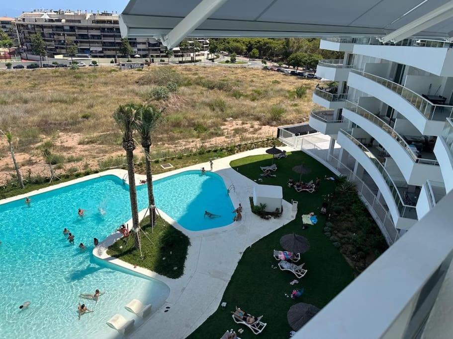 - une vue aérienne sur la piscine d'un complexe dans l'établissement Gran Canet luxury apartment with sea view, à Canet d'En Berenguer