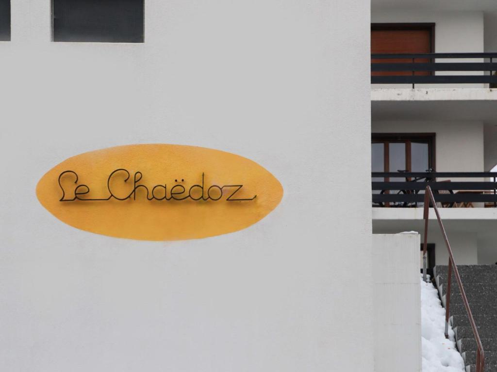 ein Schild an der Seite eines Gebäudes in der Unterkunft Apartment Chaedoz 24-1 by Interhome in Nendaz