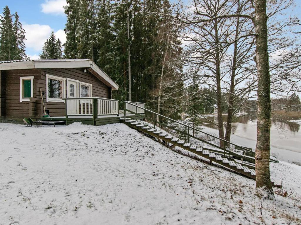 une cabine dans la neige avec une cour couverte de neige dans l'établissement Holiday Home Rajamaja by Interhome, à Palikainen