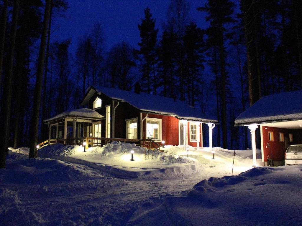 ein Haus mit Lichtern im Schnee in der Nacht in der Unterkunft Holiday Home Villa raita by Interhome in Oravisalo