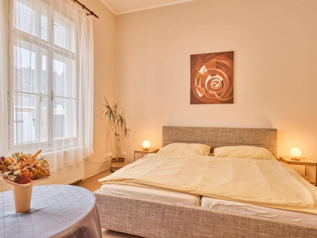 sypialnia z dużym łóżkiem i oknem w obiekcie Apartment Koreff-2 by Interhome w Jańskich Łaźniach
