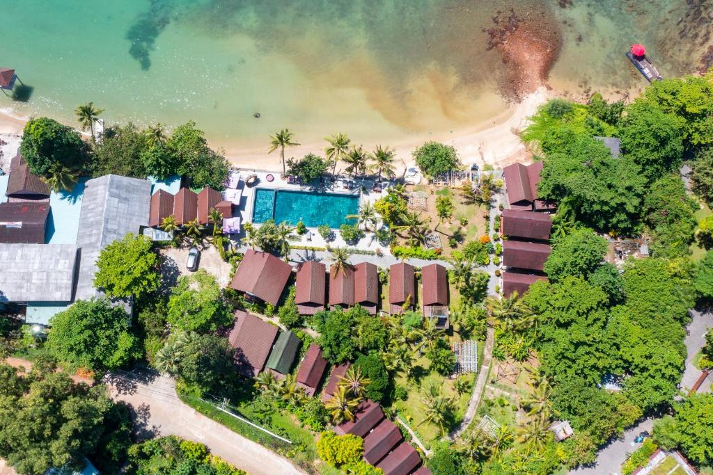 una vista aerea di un resort su una spiaggia di Mai Phuong Resort Phu Quoc a Phu Quoc
