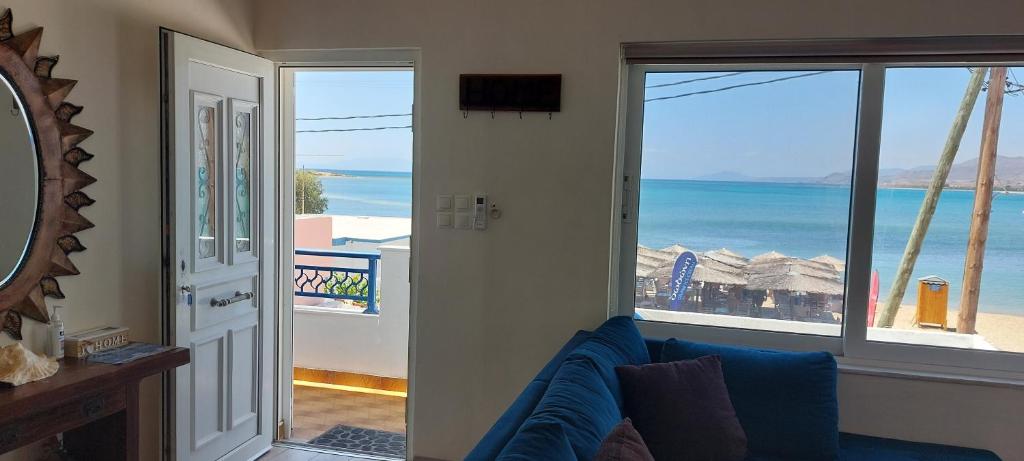 salon z niebieską kanapą i widokiem na ocean w obiekcie Mar Azul Σπίτι δίπλα στην παραλία και στο κέντρο! w Elafónisos
