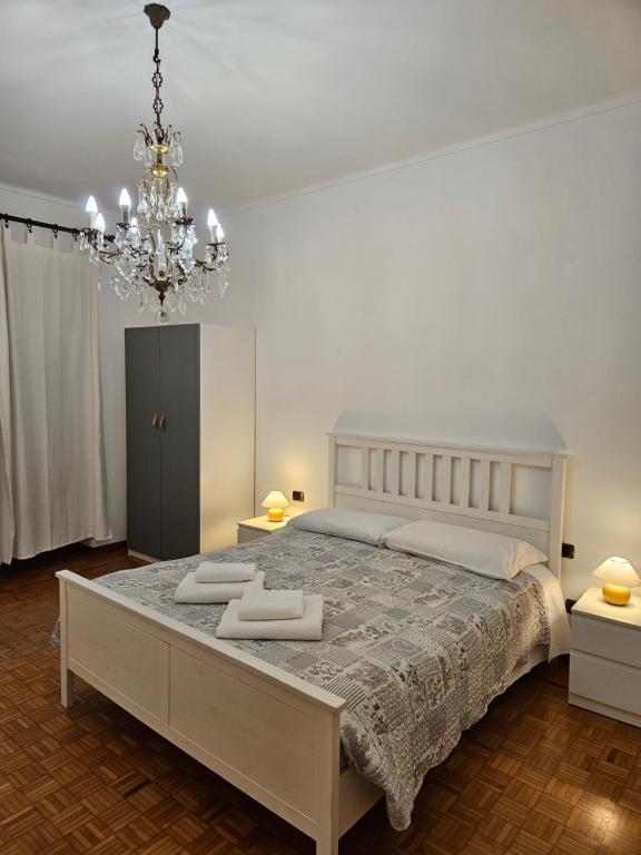 Un dormitorio con una cama grande y una lámpara de araña. en Casa da Aladino, en Turín