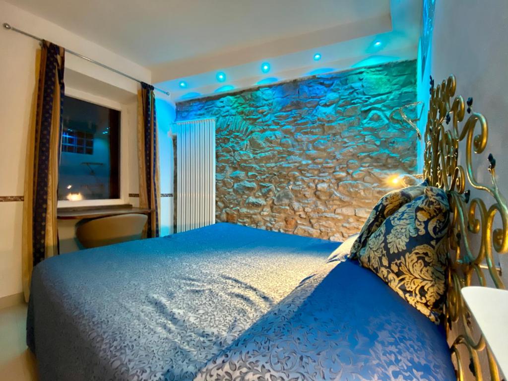 a bedroom with a bed with a fish wall at The Manarola Main Plaza in Manarola