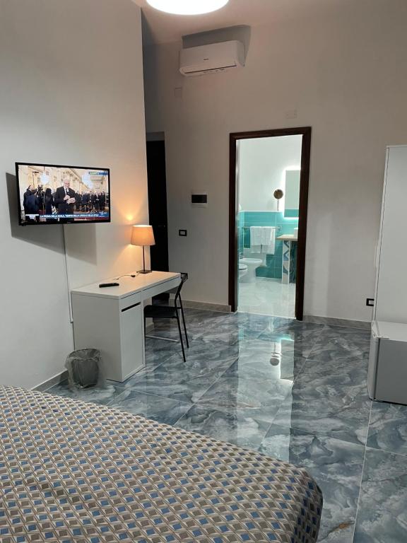 Televízia a/alebo spoločenská miestnosť v ubytovaní Dante Rooms